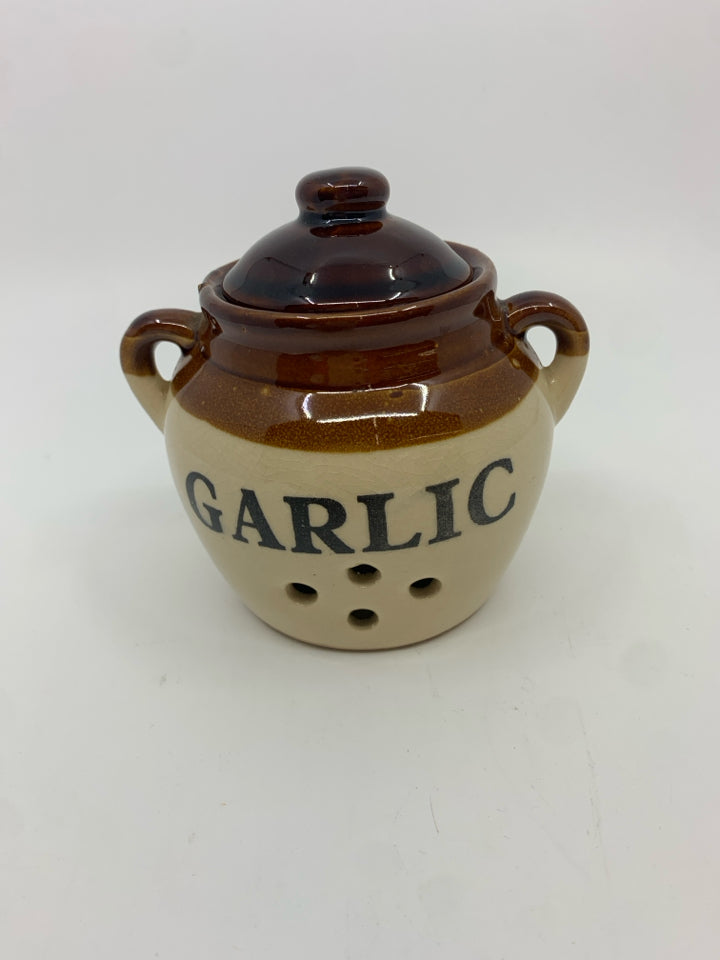 TWO TONED BROWN GARLIC HOLDER.