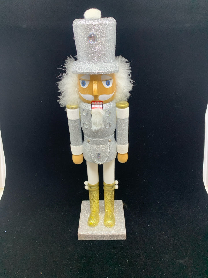 SLIVER/GOLD GLITTER NUTCRACKER.