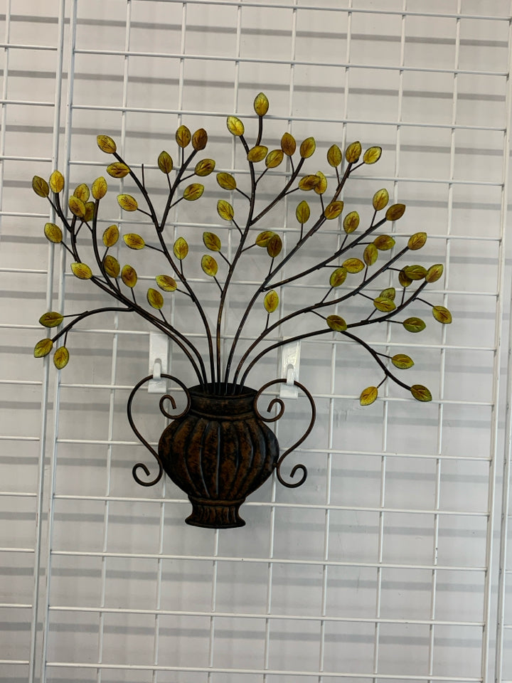 BROWN METAL TREE BOUQUET WALL HANGING.