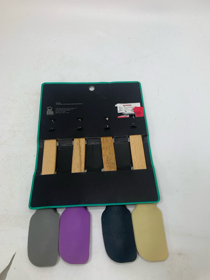 NIP 4 NIGHTMARE BEFORE CHRISTMAS SPATULA SET.