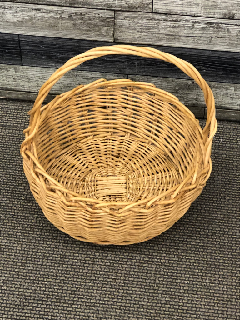 ROUND WICKER BASKET W/HANDLE.