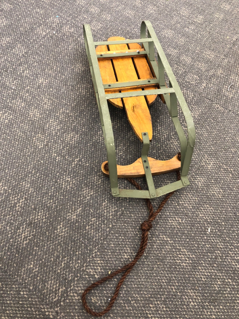 VTG-STYLE DECOR SLEIGH.