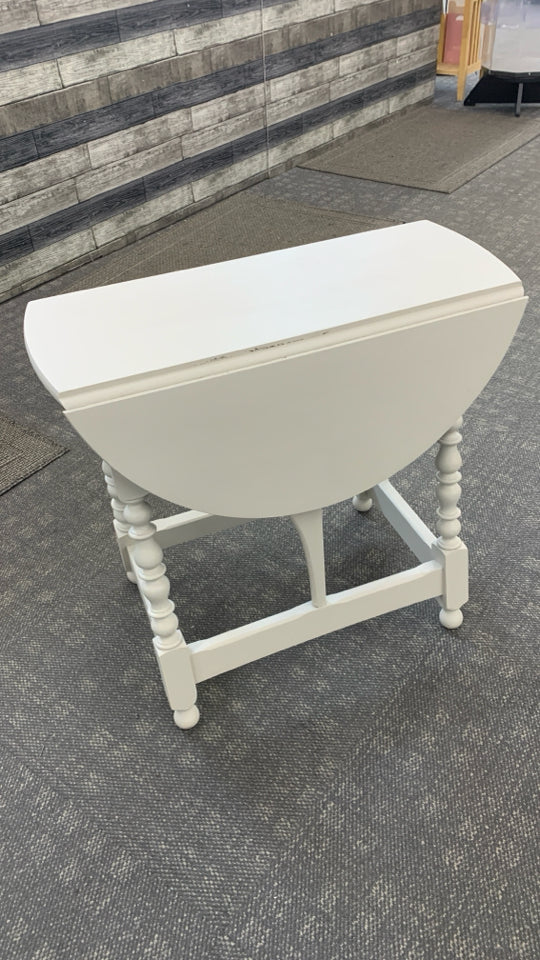 CREAM PAINTED DROP LEAF SIDE TABLE W/SPINDLE LEGS.