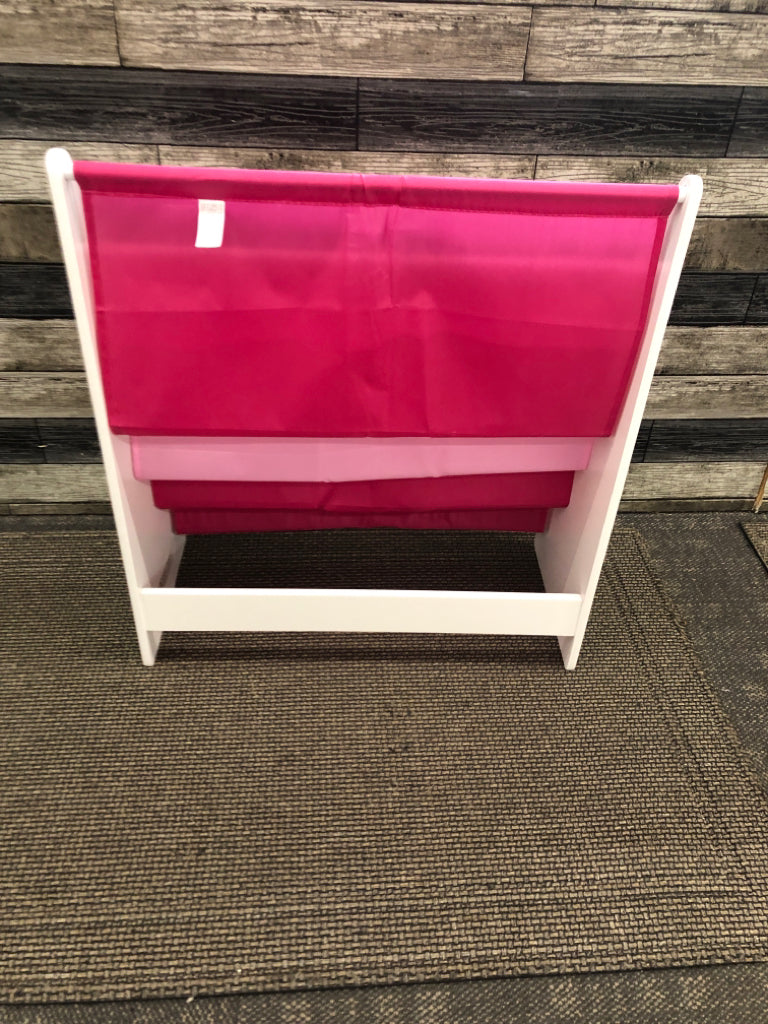 CHILDRENS PINK SLING BOOK RACK.