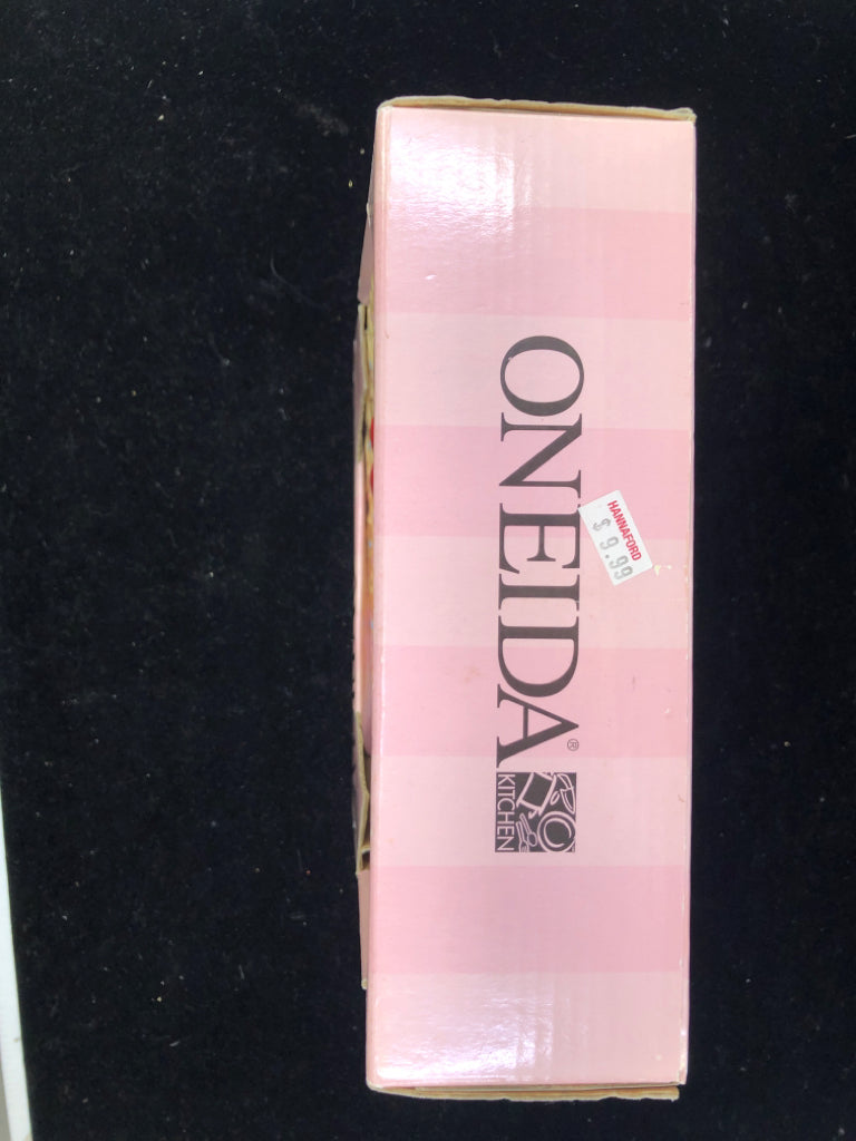 4 NIB ONEIDA ICE CREAM PLATES.