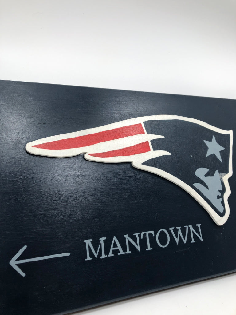 MANTOWN PATRIOTS WOODEN WALL PLAQUE.
