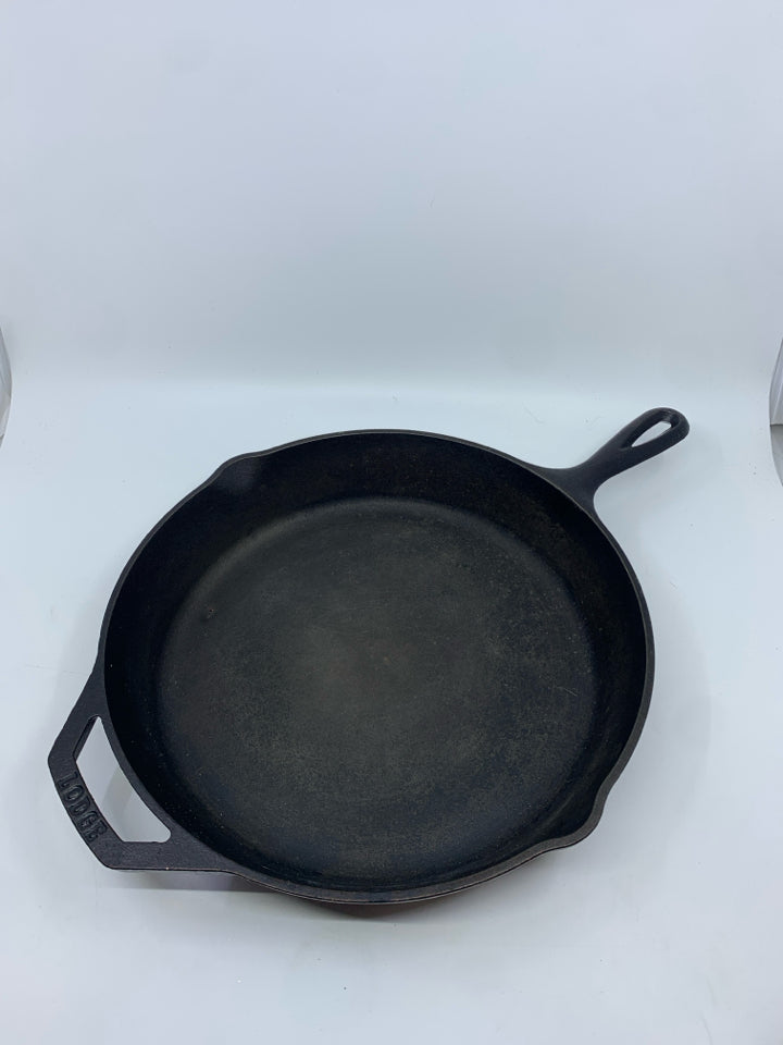 LARGE LODGE CAST IRON PAN.