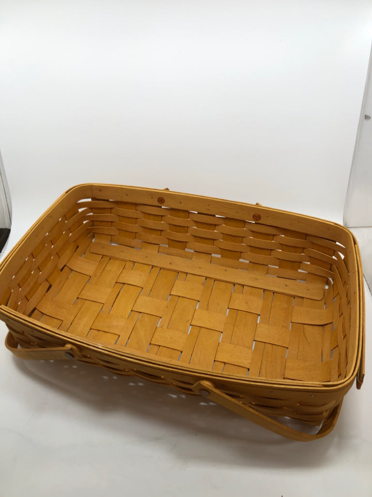 1998 BASKET W/WOODEN LID.