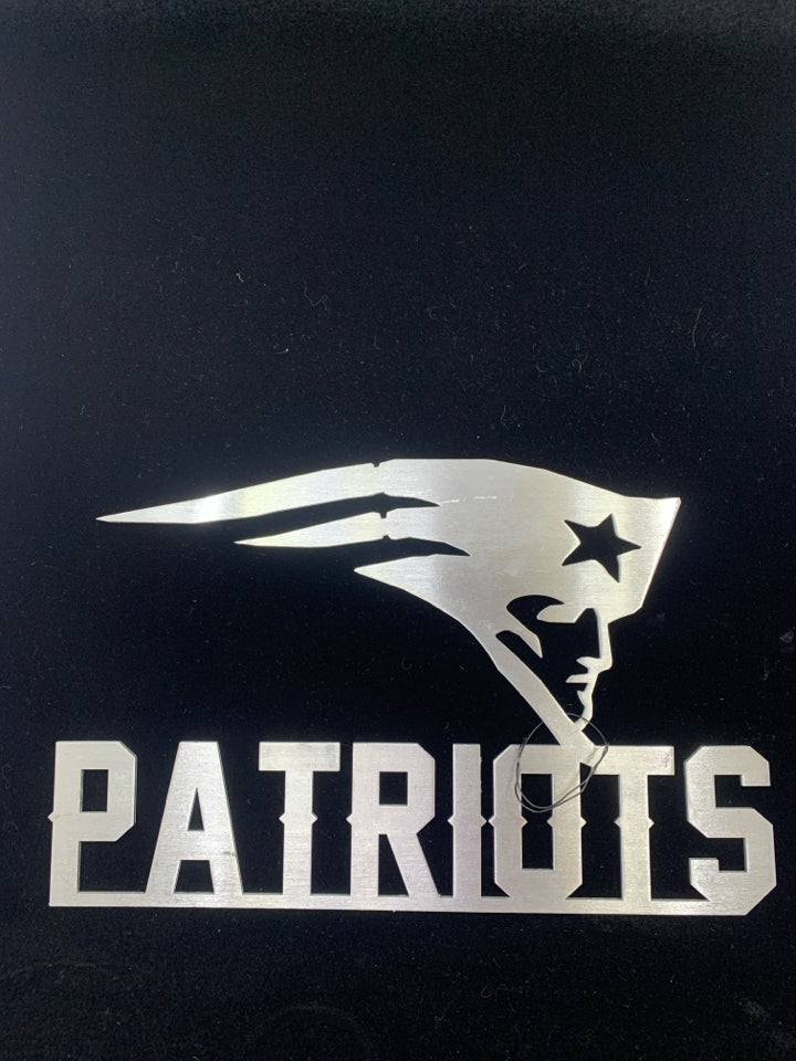 SILVER METAL PATRIOTS CUTOUT WALL ART.