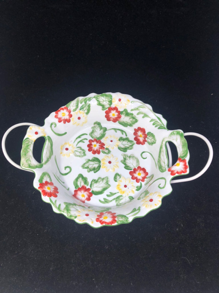 ROUND CASSEROLE DISH IN WHITE METAL STAND.
