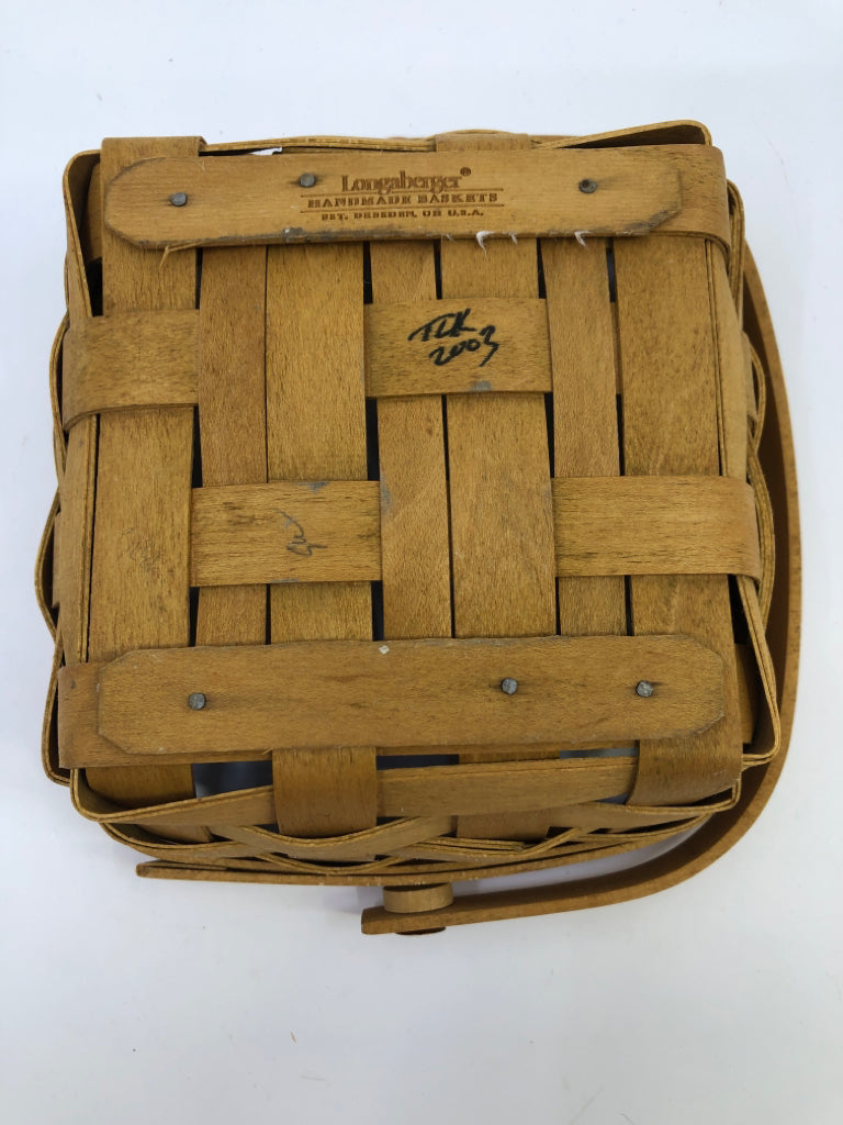 2003 SMALL SHALLOW SQUARE BASKET W SINGLE HANDLE.