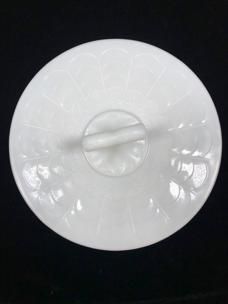 VTG WHITE MILK GLASS TIDBIT SERVING TRAY.