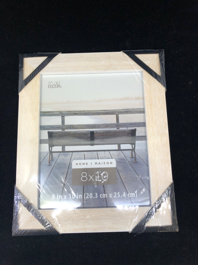 NIP STUDIO DECOR CREAM WOOD PICTURE FRAME.