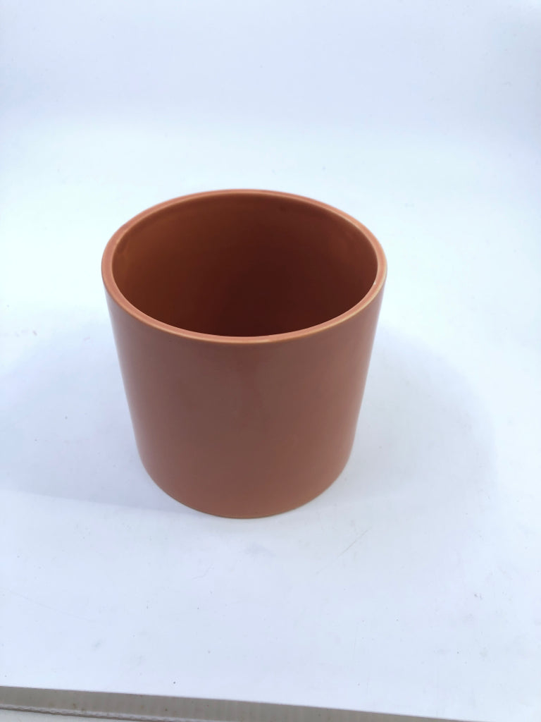 TAN/ORANGE CERAMIC PLANTER.