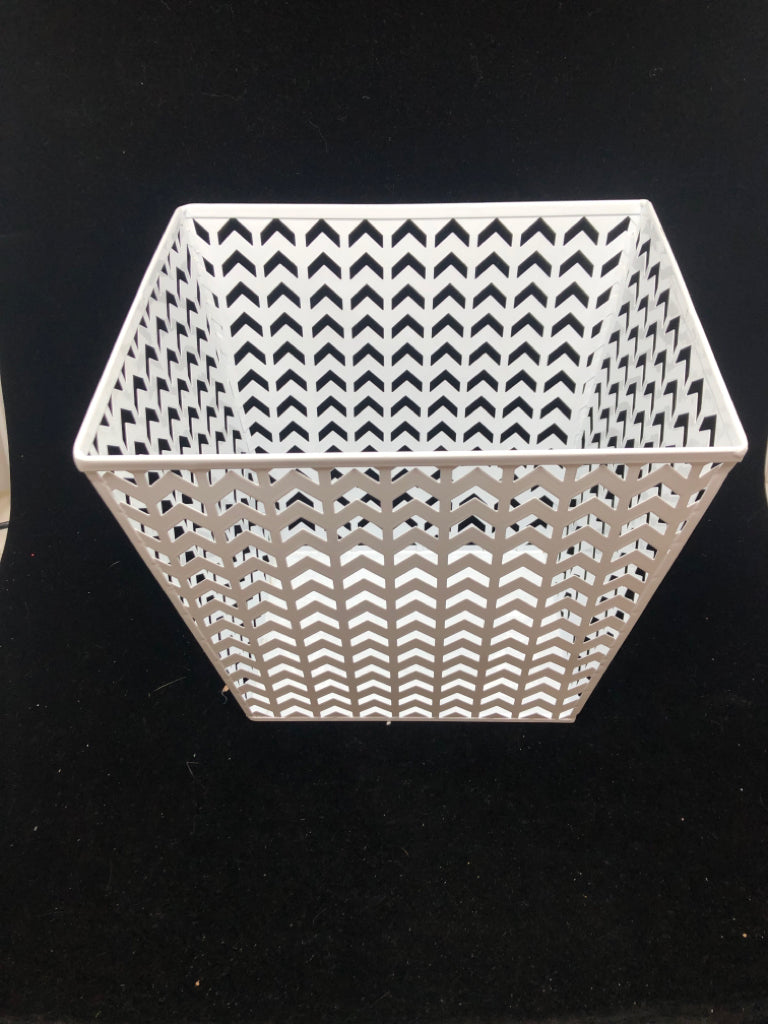 WHITE METAL ARROW BIN.