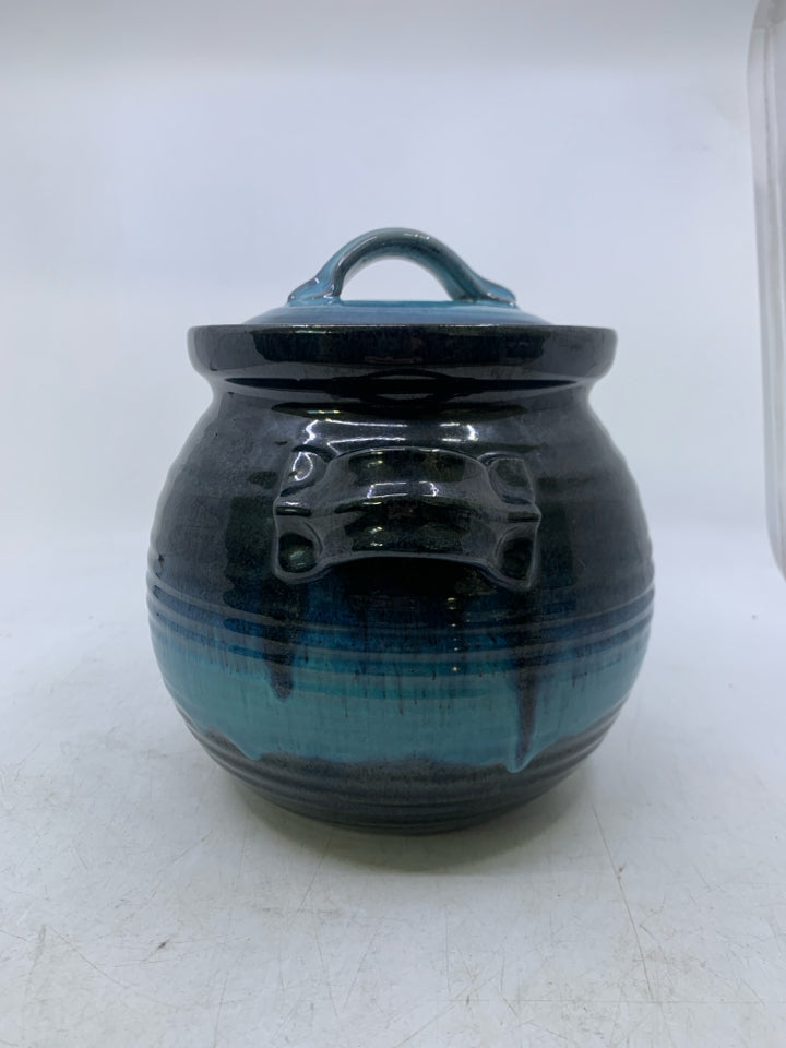 BLUES ABRE GLAZE RIBBED BEAN POT W/ LID HANDLES.