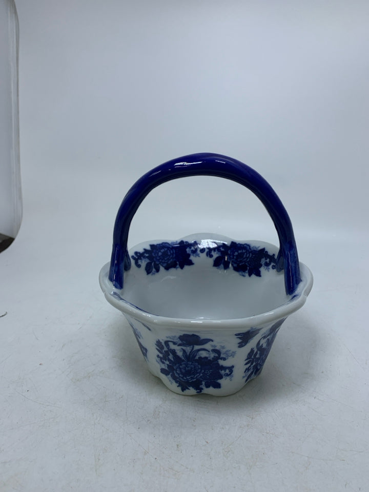 WHITE BLUE FLORAL CERAMIC BASKET.
