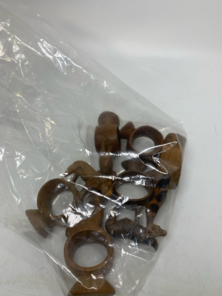 6 WOOD CARVED ASSORTED SAFARI ANIMALS IN BAG.