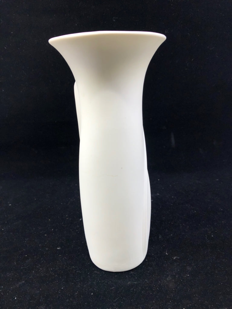 VTG WHITE CERAMIC VASE W WAVY EDGE.