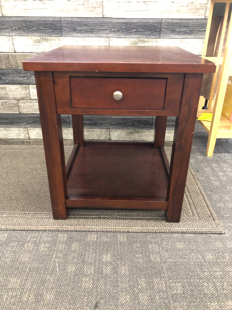 FAUX CHERRY COLORED WOOD SIDE TABLE W/ DRAWER.