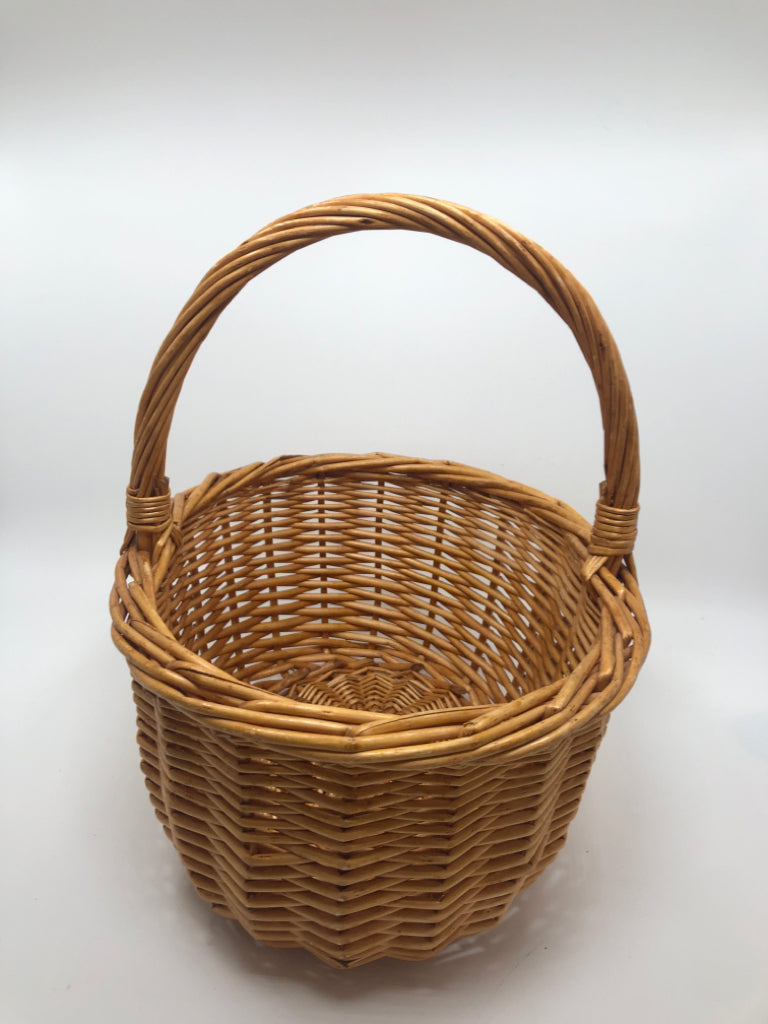 WICKER BASKET.