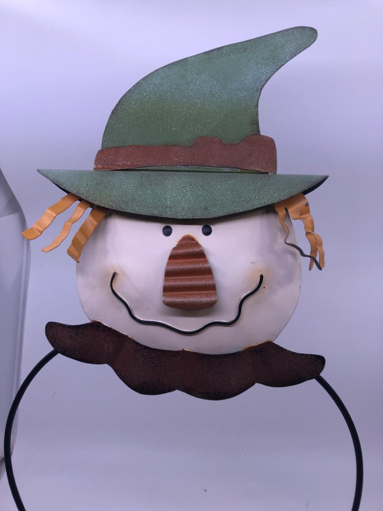 LARGE METAL SCARECROW DECOR.