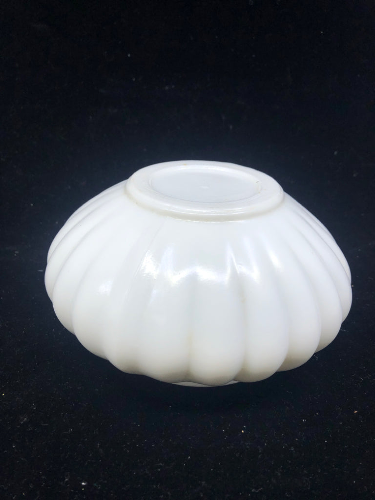 ROUND RIBBED SHALLOW VASE.