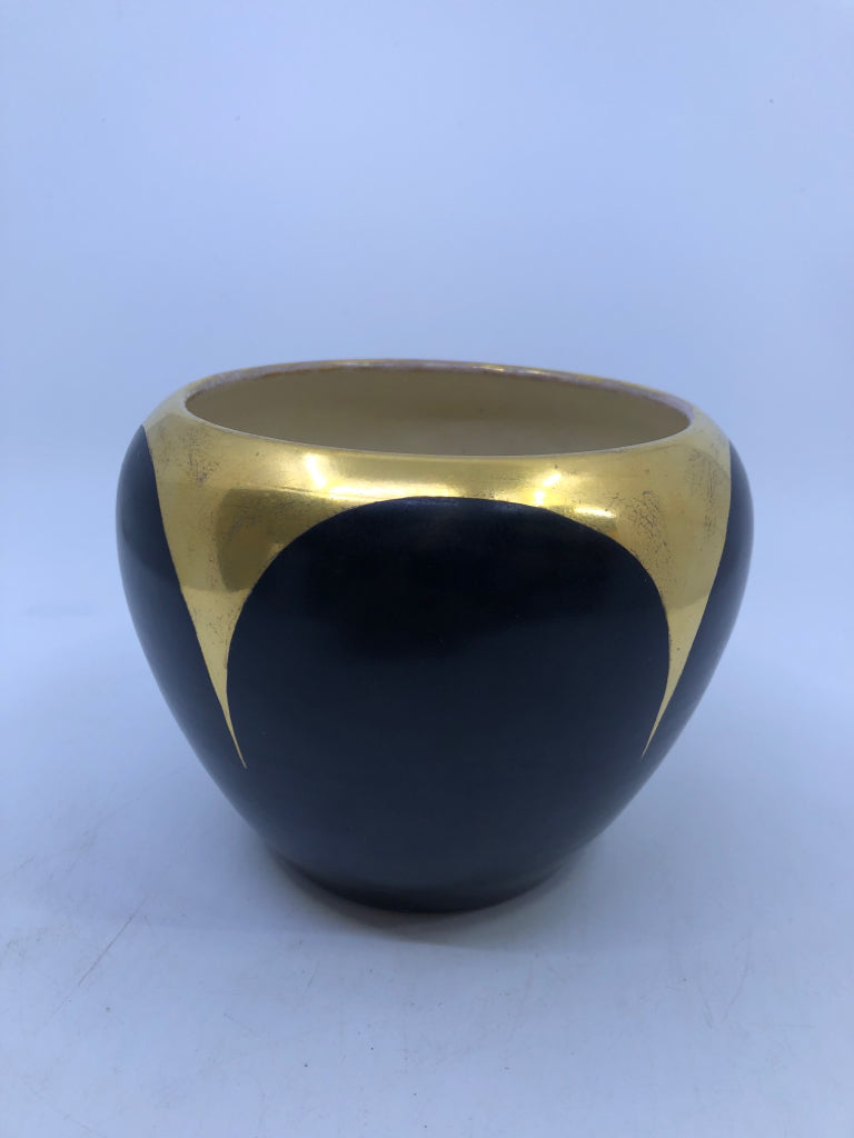 VTG BLACK W/GOLD RIM DETAIL PLANTER.
