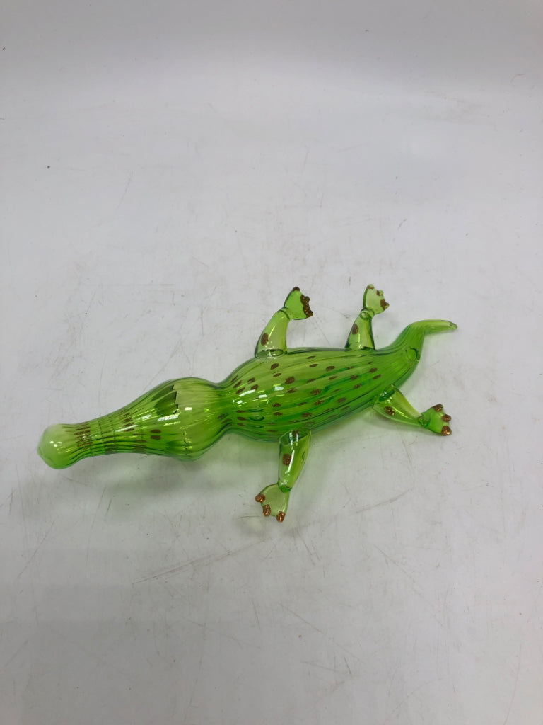 GREEN BLOWN GLASS ALLIGATOR ORNAMENT.