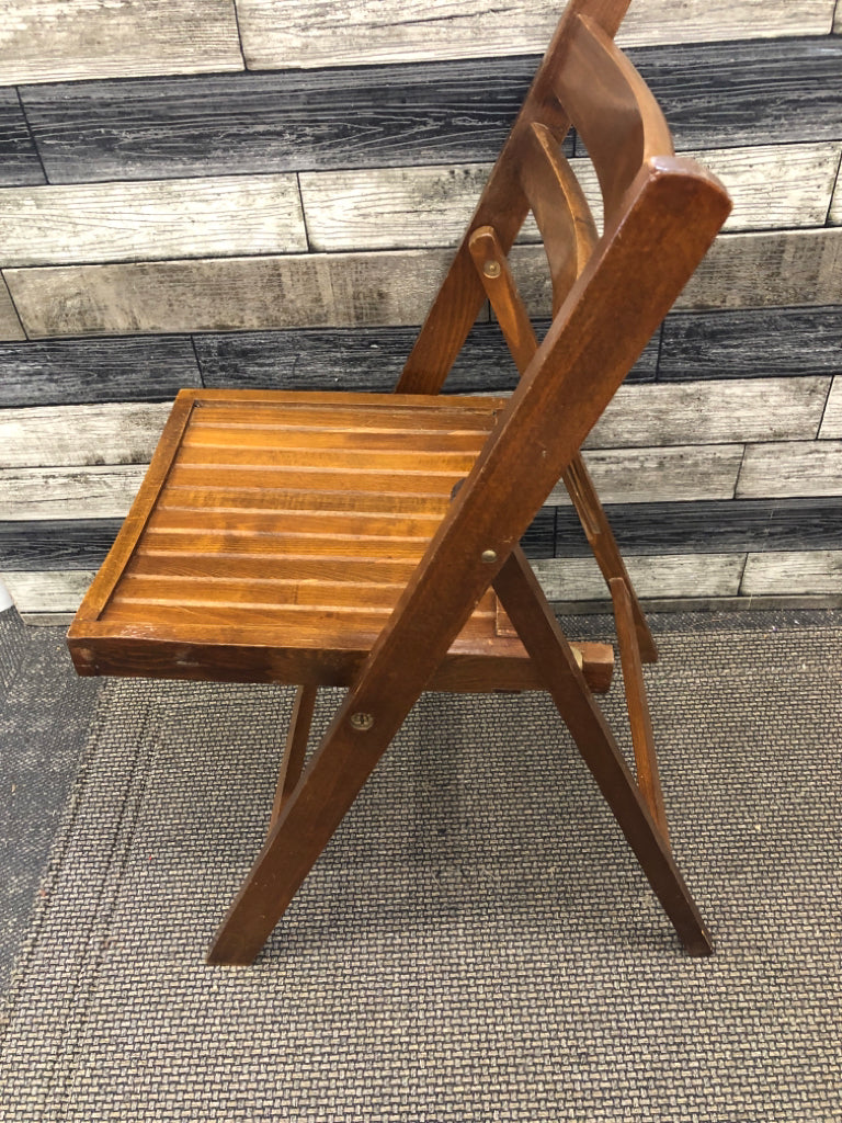 FOLDING WOOD CHAIR.