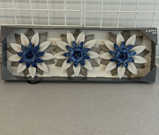 NIB BLUE WOOD WALL FLOWER WALL DECOR.
