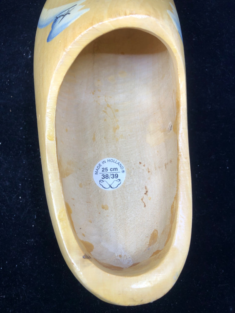 2 WOODEN PAINTED HOLLAND CLOGS.