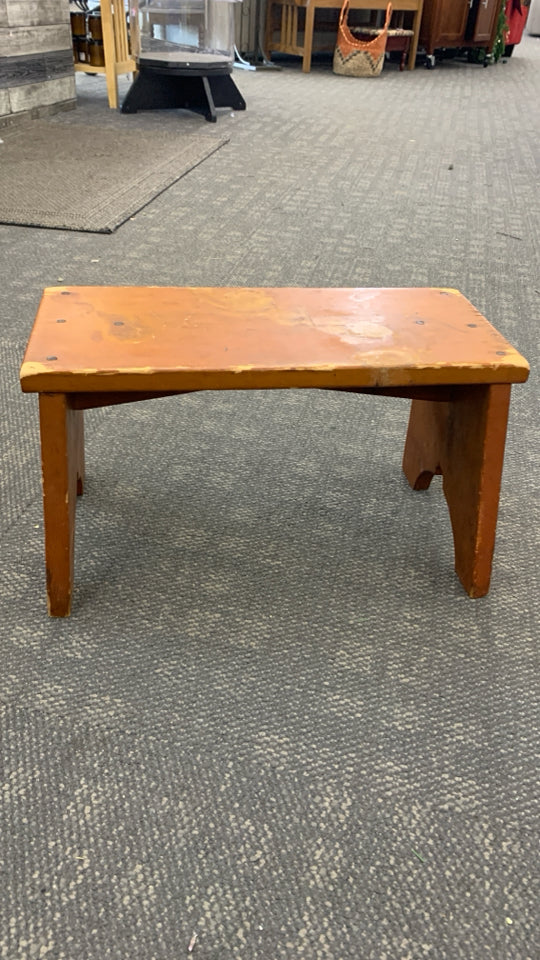 SMALL RUSTIC WOOD STOOL.