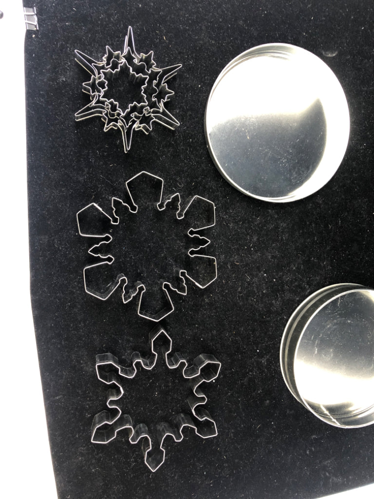 5 SNOWFLAKE COOKIE CUTTERS IN TIN.