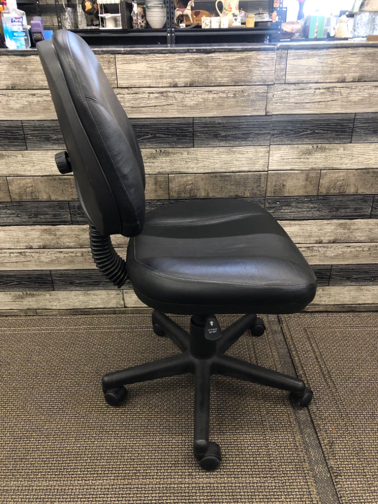 BLACK LEATHER SWIVEL OFFICE CHAIR.