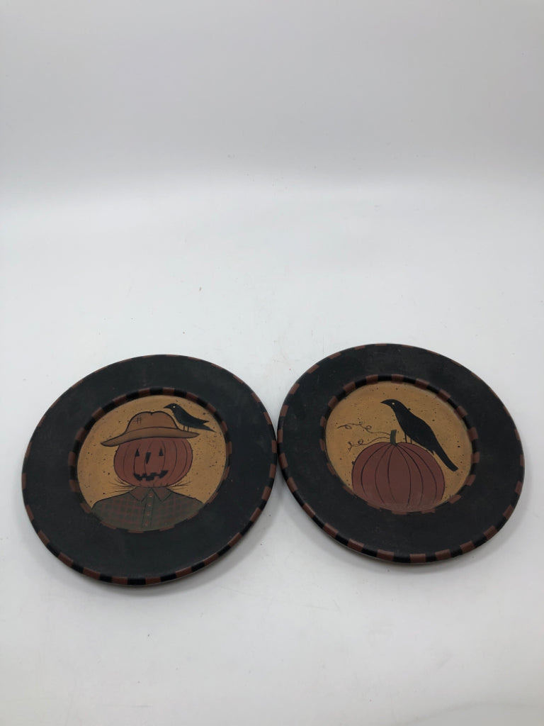 2 PRIM PUMPKIN SCARECROW & CROW DECOR PLATES W/STAND.