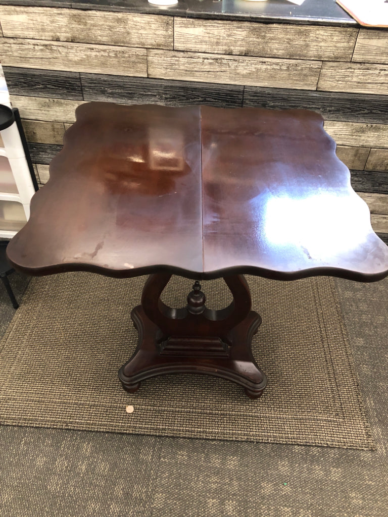 VTG SWIVEL TOP HARP SHAPED END TABLE.