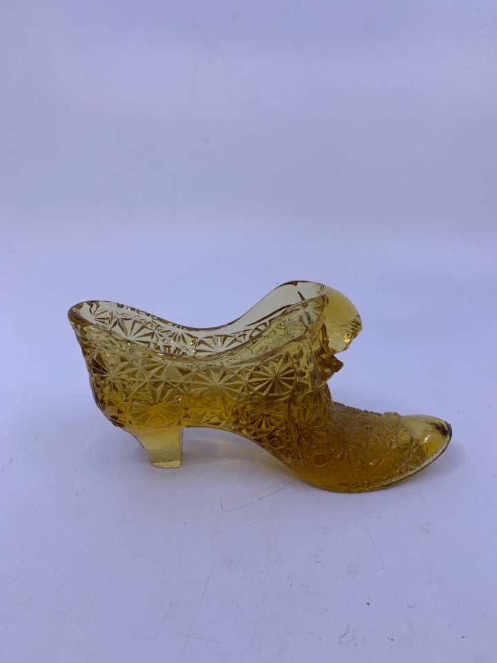 VTG YELLOW TEXTURED GLASS HEELED SHOE.