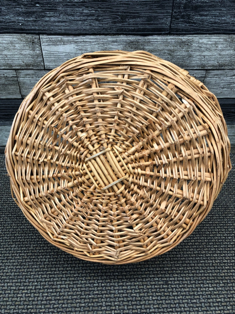 RED TONE WOVEN BASKET W HANDLE.