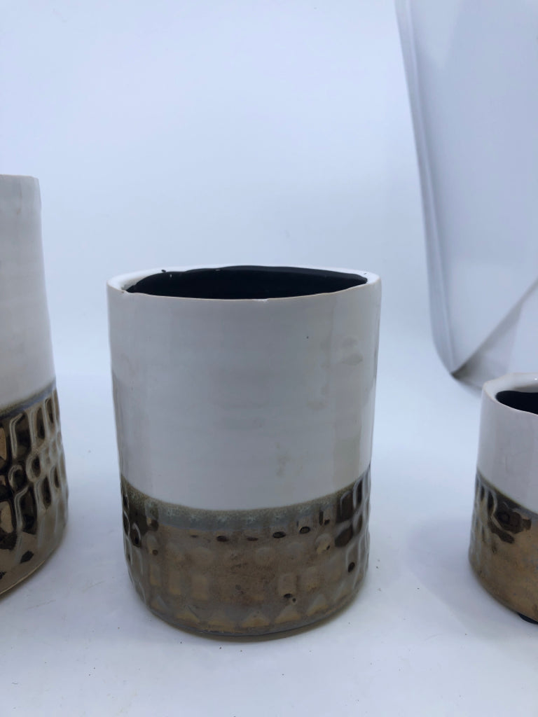 3PC CREAM AND GOLD PLANTER SET.