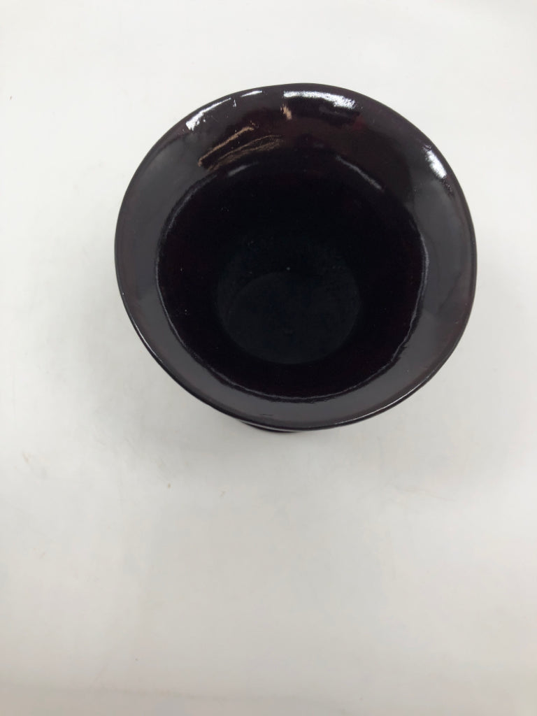 WOOD LACQUER VASE IN FABRIC BOX VASE.