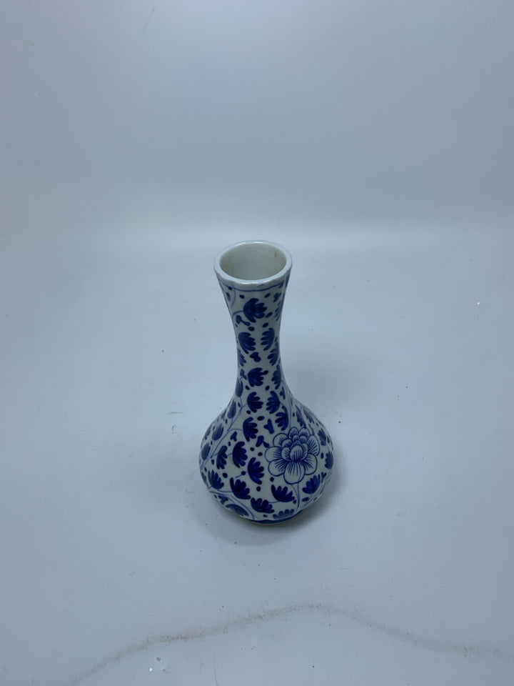 BLUE FLORAL BUD VASE W/ SKINNY NECK.