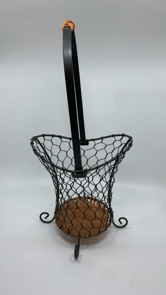 GREY WIRE BASKET W/WOVEN BOTTOM.