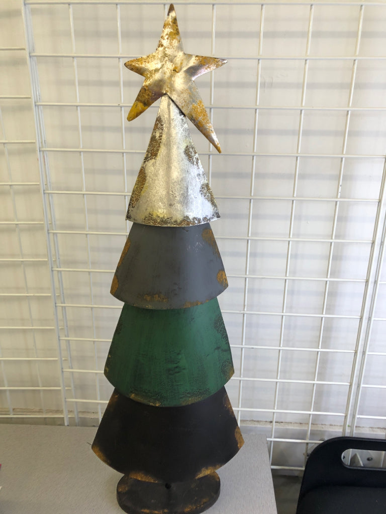 METAL DISTRESSED CHRISTMAS TREE.