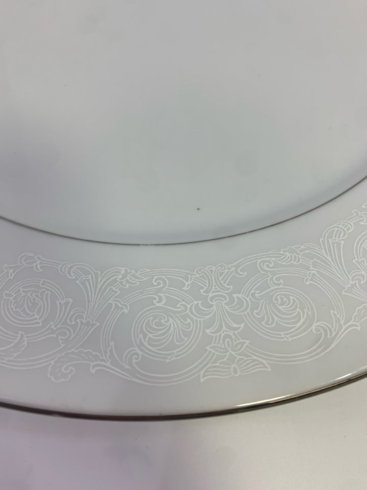 ROUND SERVING PLATTER W/WHITE TEXTURED DETAIL.