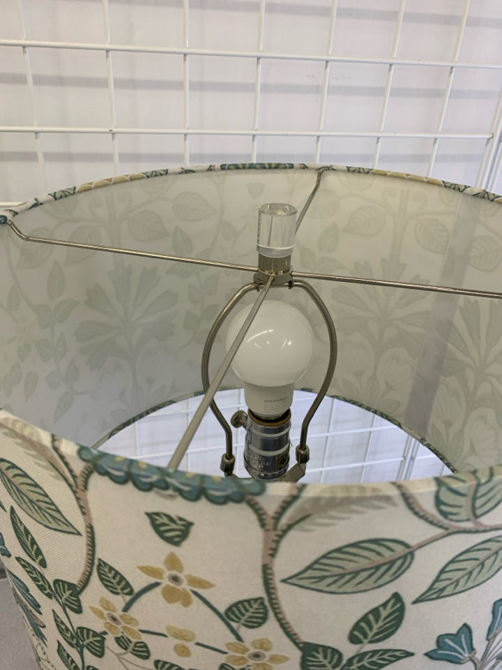 GREEN & CREAM FLORAL LAMP W/RIBBED METALLIC BASE.