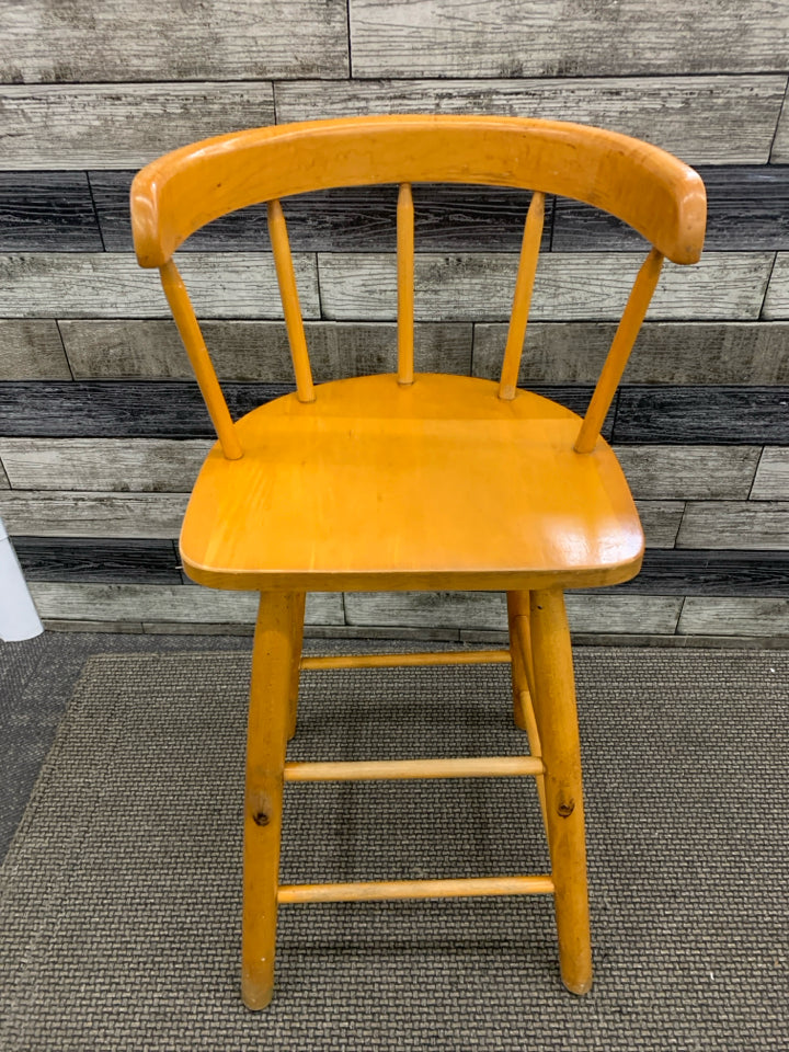 LT WOOD SPINDLE BACK KIDS CHAIR.