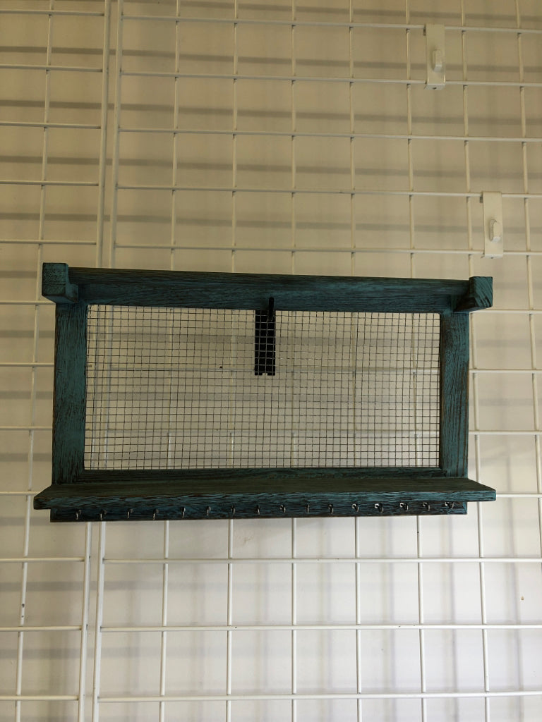 BLUE STAINED WOOD WALL HANGING W/CHICKEN WIRE & 16 HOOKS W/DETACHABLE ROD.