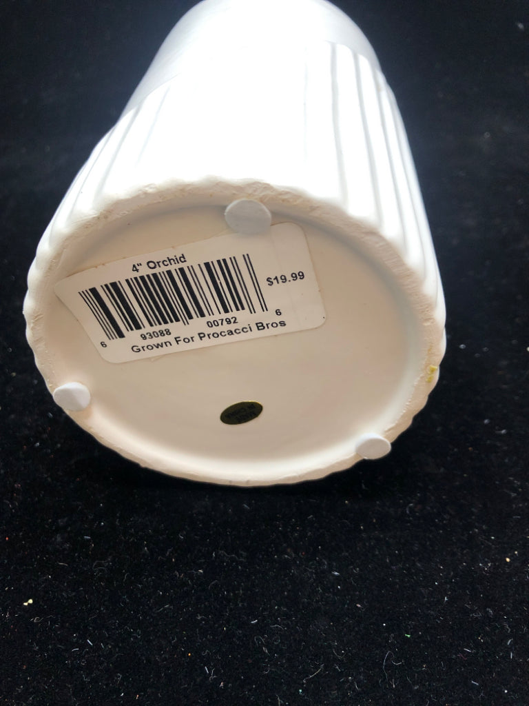 SLANTED TEXTURE CERAMIC VASE.