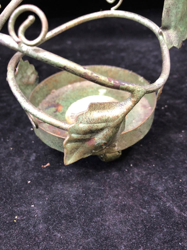 GREEN METAL BOTTLE HOLDER SWIRL LEAVES.